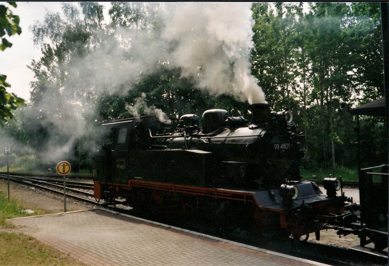 Der rasende Roland mit 99 4801 am 21.07.2006 im Bahnhof Binz
Bild + Scan: Korbinian E.