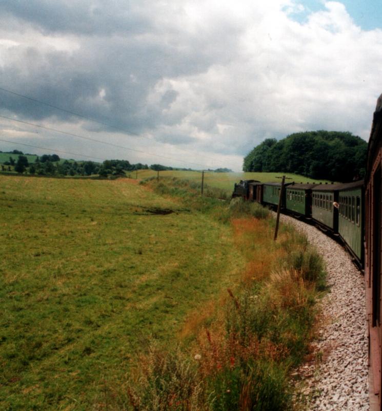 Der Rasende Roland unterwegs zwischen Binz und Putbus.
Datum: 16.07.1999