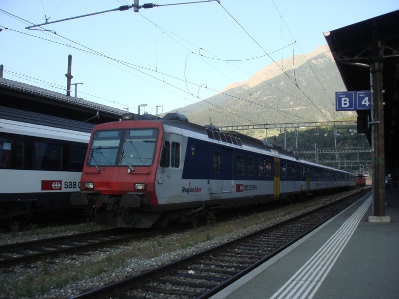 Der RBDe 560 006 scheint mal was  aufs Maul  gekriegt zu haben... Er steht hier am 25.08.2007 auf dem Zwischengleis 5 in Brig.