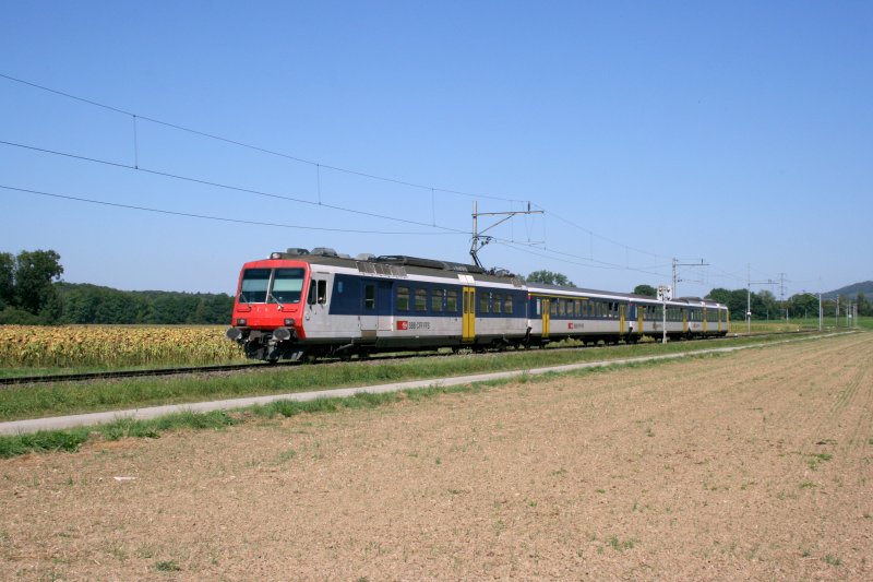 Der RBDe 560 018 ist am 31.8.2009 mit S21 12956 unterwegs zwischen Trey und Granges-Marnand.