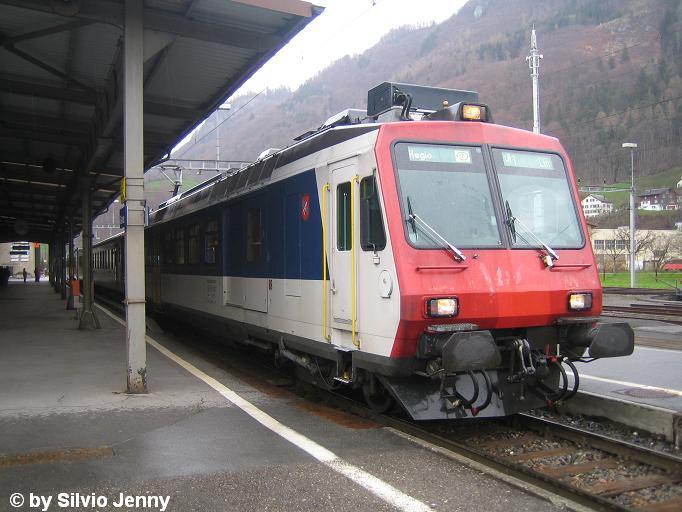 Der RBDe 560 027 ''Tenero-Contra'' stand am 16.4.06 als Regio 7769 nach Linthal in Glarus. Dieser Triebwagen ist bereits mit Klimaanlage, auch ''Blech-Sarg'' genannt ausgerstet.