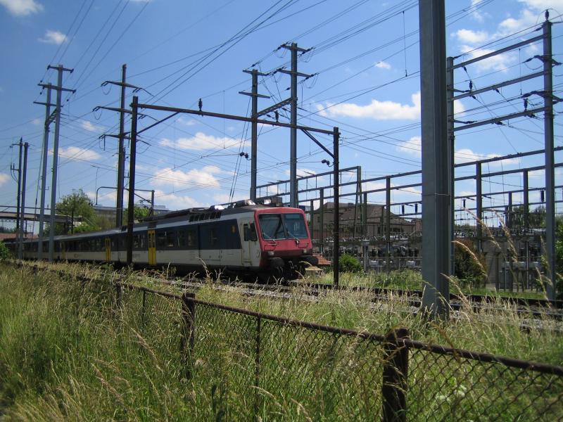 Der RBDe 560 036-6 ''Andelfingen'' fhrt am 11.6.05 am Unterwerk Grze vorbei.