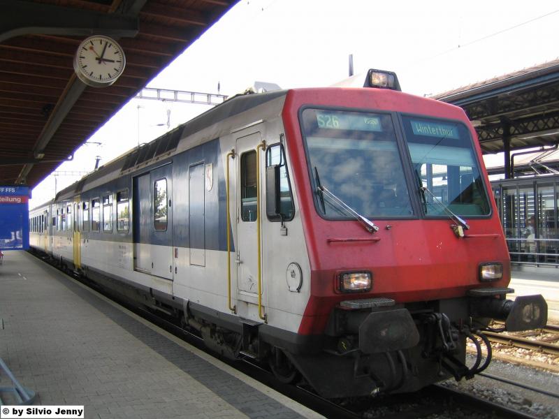 Der RBDe 560 048-1 ''Frick'' stand am 17.7.05 mit einer S26 via Tsstal nach Winterthur in Rapperswil.