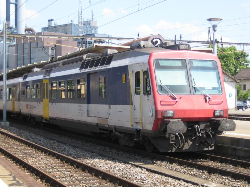 Der RBDe 560 049 ''Reinach AG'' haltete am 18.6.05 mit einer S26, im Volksmund auch ''Tsstaler''genannt in Winterthur Grze. Der Name ''Tsstaler kommt daher, weil er von Winterthur durchs Tsstal nach Rapperswil fhrt.