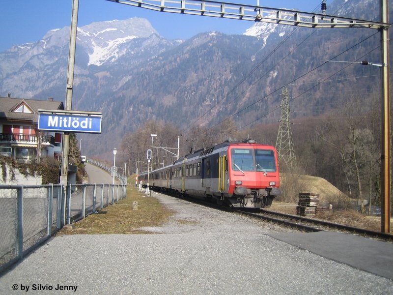 Der RBDe 560 050-7 ''La Neuveville'' verlsst am 16.2.08 Mitldi als Regio 7756 in Richtung Rapperswil.