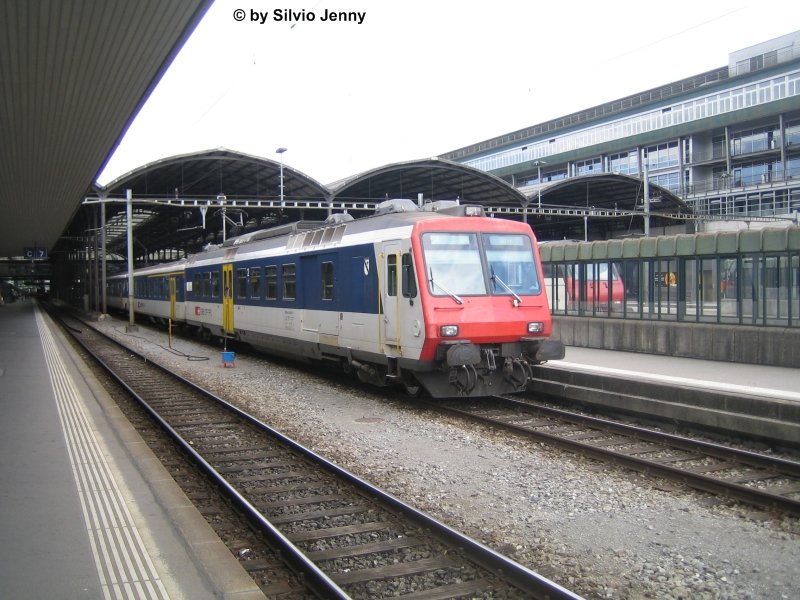 Der RBDe 560 057-2 ''Reconvillier'' erreicht am 13.8.08 Luzern als S8 aus Olten. Da er gleich wieder nach Olten fahen wird, ist bereits dementsprechend Beschriftet.