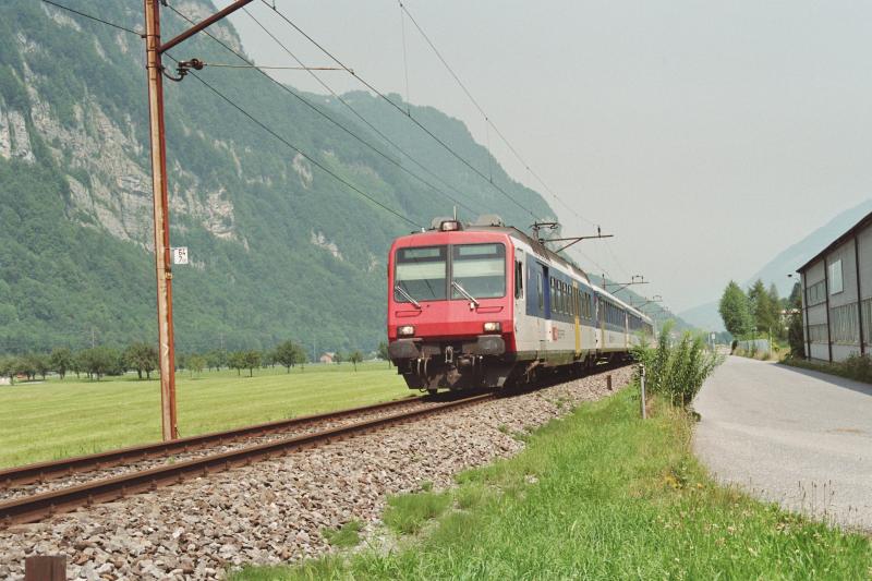Der RBDe 560 066-3  Schpfheim  ist am 29.07.2005 als R 7741 zwischen Nfels-Mollis und Netstal unterwegs.
