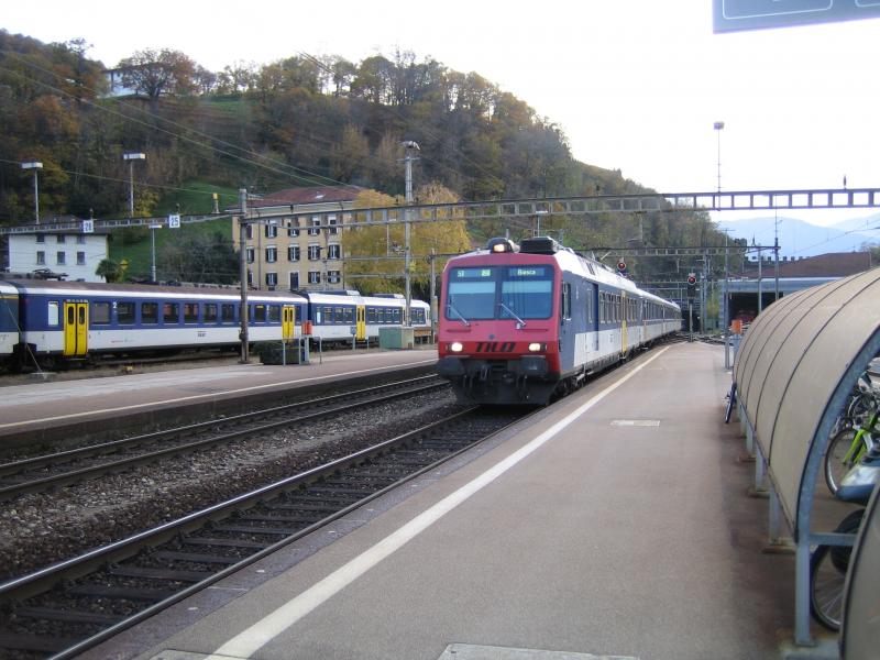 Der RBDe 560 125 ''Goldach'' erreichte am 12.11.05 Bellinzona als S1 nach Biasca.