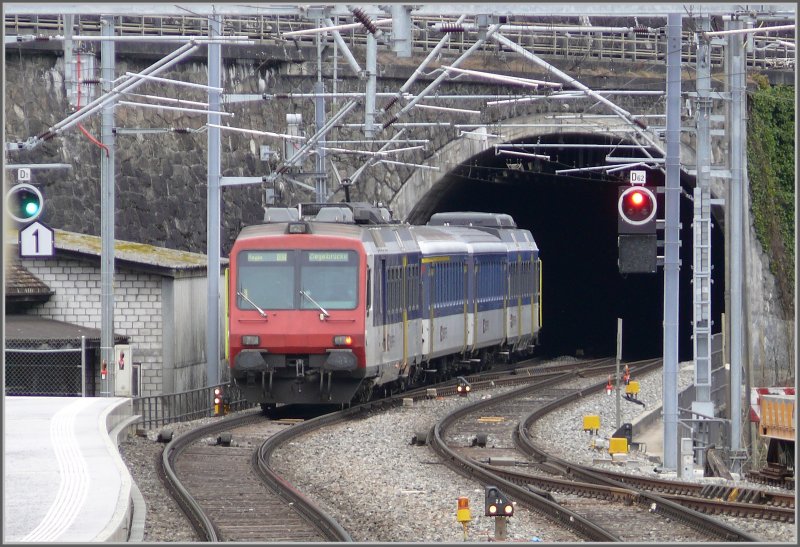 Der RBDe 560 Pendel verschwindet bald im Kerenzerbergtunnel ausgangs der Station Mhlehorn. (10.03.2008)