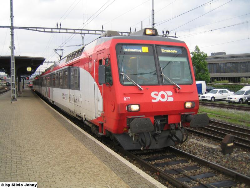 Der RBDe 566 077-4 ''Bezirk Schwyz'' stand am 6.8.05 mit einem Regio nach Einsiedeln in Rapperswil.