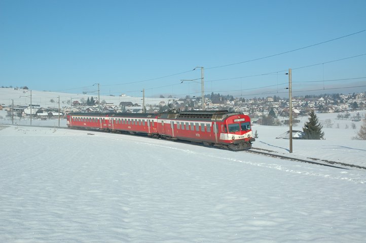 Der RBDe 566 221 strebt mit dem R 6025 Thun - Hasle-Regsau Grosshchstetten zu, aufgenommen am 23.12.08.