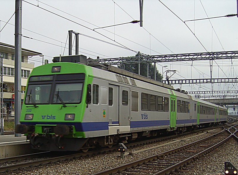 Der RBDe 566 232 der BLS am 03.11.2007 bei der Einfahrt in Spiez. 