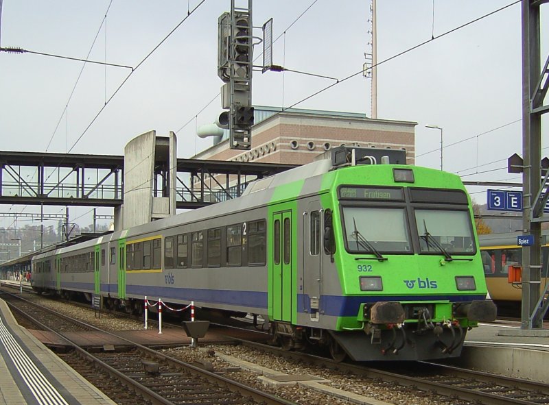 Der RBDe 566 932 der BLS am 03.11.2007 bei der Ausfahrt aus Spiez in Richtung Frutigen.