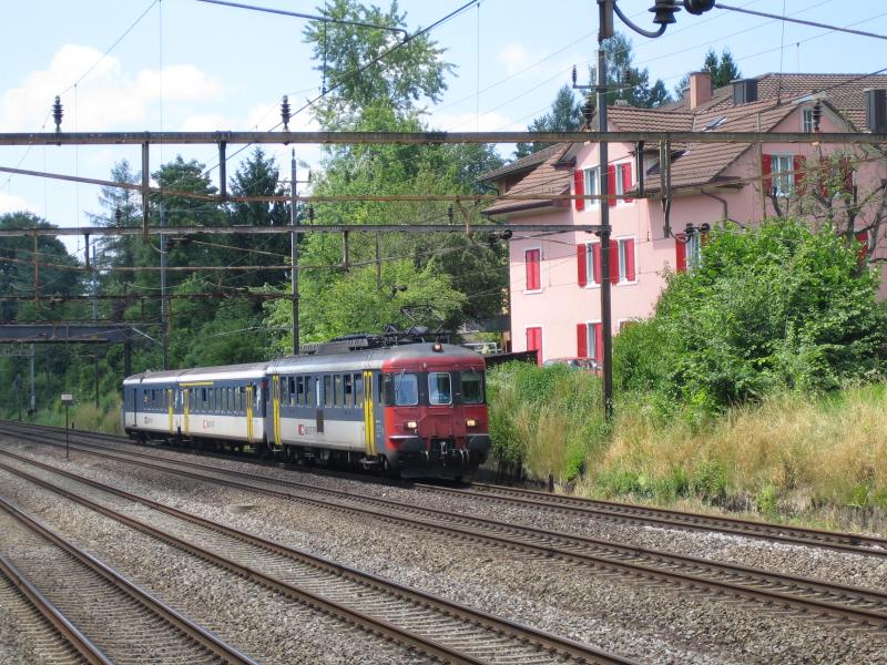 Der RBe 540 024 fhrte am 13.7.05 eine S29 nach Stein a. Rh. und kam kurz vor der Stadtrain-Brcke an mir vorbei.