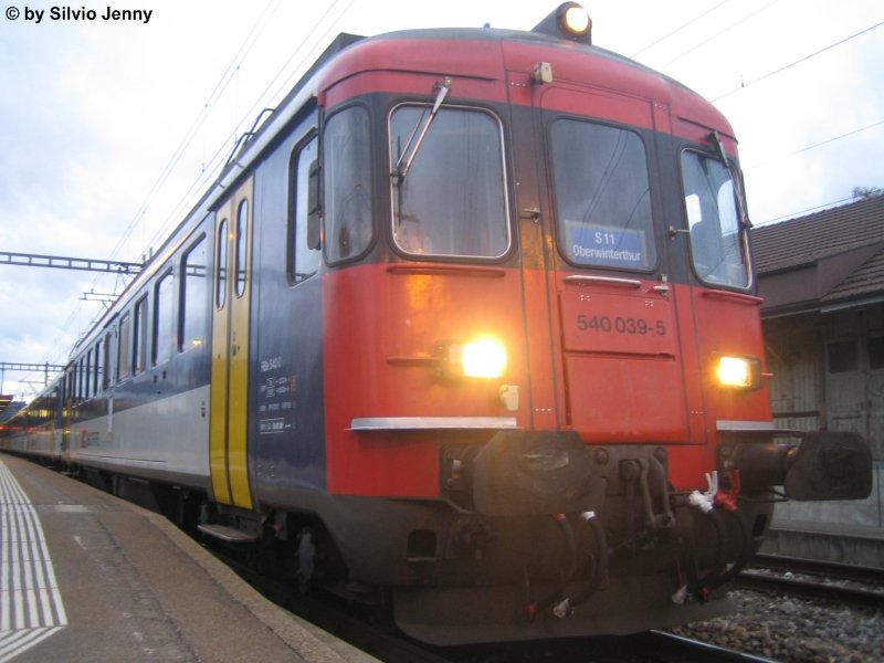Der RBe 540 039-5 hat am 1.10.08 mit der S11 19177 so eben die Endstation Oberwinterthur erreicht. Ihn erwartet zu diesem Zeitpunkt noch eine ca. 500m lange Fahrt in die Unterhaltsanlage.