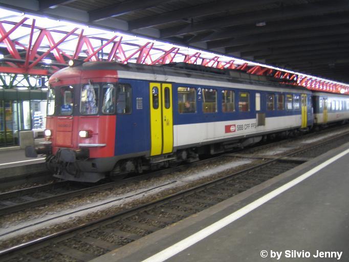 Der RBe 540 040-3 stand am 27.4.06 als S29 nach Stein a. Rh. in Winterthur. Dieses Bild wird bald Seltenheitswert haben, da die RBe 540 in der Region Winterthur immer mehr durch die Thurbo GTW's RABe 526 abgelst werden.