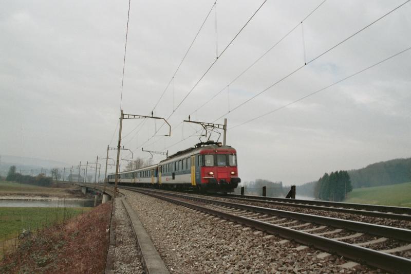 Der RBe 540 berquert gerade die Reussbrcke, am 22.2.04 auf der Strecke Oberrti - Rotkreuz