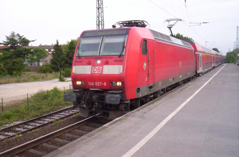 Der RE 1 von Aachen nach Hamm(Westf) fhrt gerade in den bahnhof von Dssedlorf-Benrath ein, mit 146 027-8 an der Front. 05.05.2005