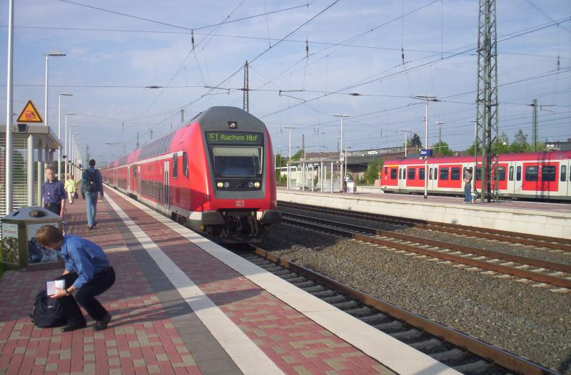 Der RE 1 mit einem 765.5 Steuerwagen bei der Einfahrt in Dren.