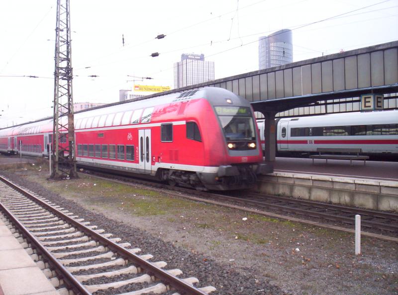 Der RE 1  NRW-Express  aus Hamm(Westf), steht in Dortmund Hbf zur Weiterfahrt nach Achen bereit. 13.11.2005