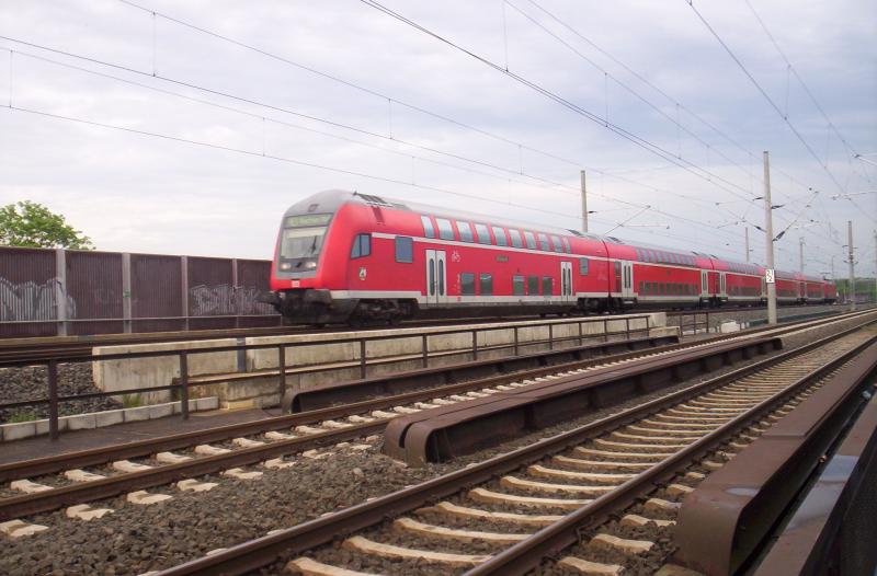 Der RE 1  NRW-Express  mit einem 763.6 Doppelstock Steuerwagen an der Front, durchfhrt mit ca. 160 km/h den S-bahnhof von Sindorf am 03.05.2005.