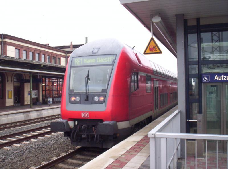 Der RE 1  NRW-Express  mit einem 765.5 als Endwagen in Dren am 05.01.2006