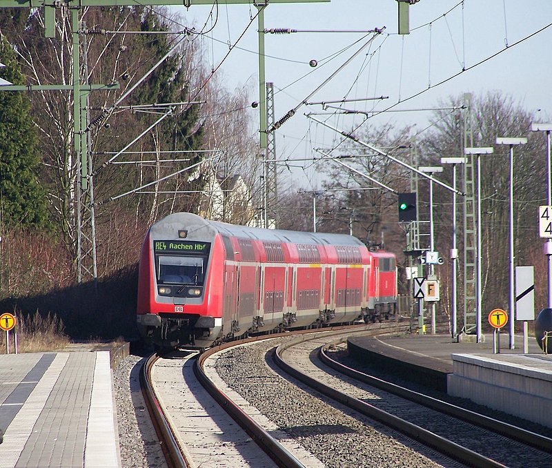 Der RE 10412(RE4) am Sonnigen Sonntag Morgen bei der Einfahrt von Erkelenz. Februar 2008