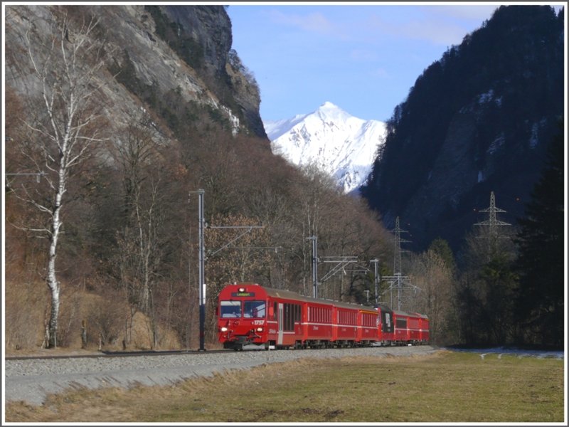 Der RE 1044 aus Davos wird von Steuerwagen 1757 angefhrt, hier beim Verlassen der Klus. (03.02.2009)