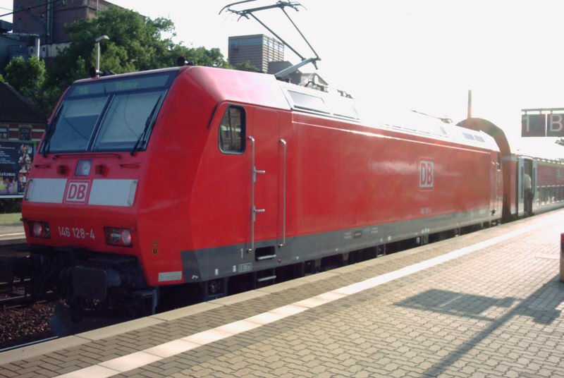 Der RE 14016 wird heute (12.07.2006) von BR 146-128-4 geschoben.