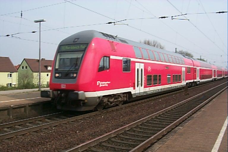 Der RE 14510, mit einem Steuerwagen der Bauart DBpbzf, trifft am 16.4.05 pnktlich um 15:53 Uhr in  Nienburg (Weser)  ein, und wird dann ber Bremen seine Fahrt nach  Norddeich Mole  fortsetzen.