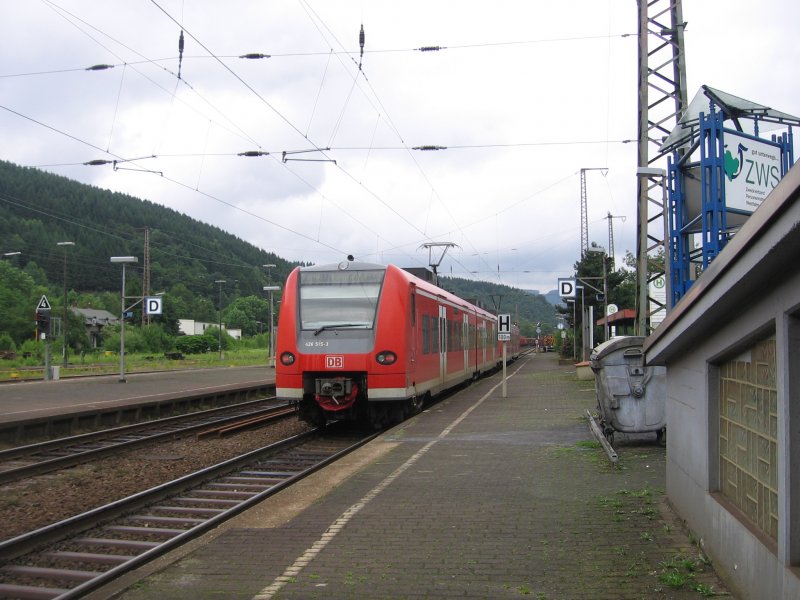 Der RE 16 bestehend aus zwei 426ern verlsst Finnentrop am 23.06.2007 in Richtung Essen.