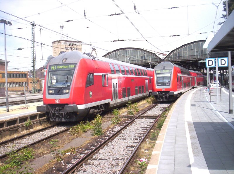 Der RE 1(763.6 Steuerwagen) kommt grade aus Hamm(Westf) hier in Aachen an. Daneben steht schon der RE 9(765.5 Steuerwagen) zur Abfahrt bereit nach Gieen. 31.07.2006