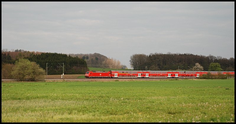 Der RE 19470 nach Stuttgart Hbf. Gezogen von 146 211. Aufgenommen am 23.04.08 bei Aalen-Essingen.