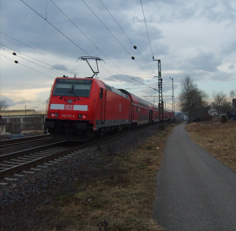 Der RE 19508 nach Heidelberg legt sich vor Illingen (Wrtt) in die Kurven. 05.02.08