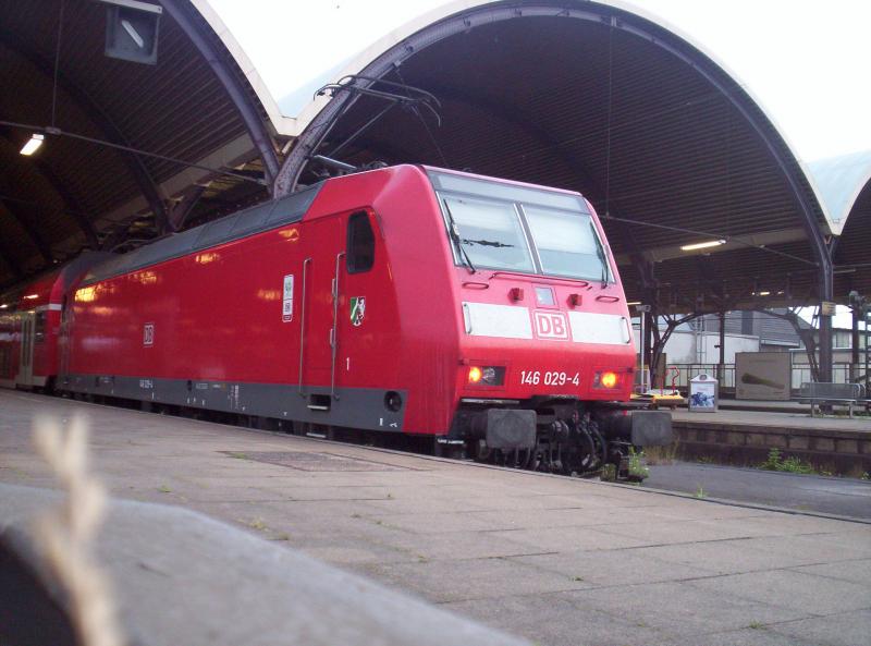 Der RE 2  Rhein-Haardt-Express  aus Mnster(Westf) kommend nach seiner Ankunft in Mnchenglabach Hbf. Schublok war 146 029-4. 18.06.2006