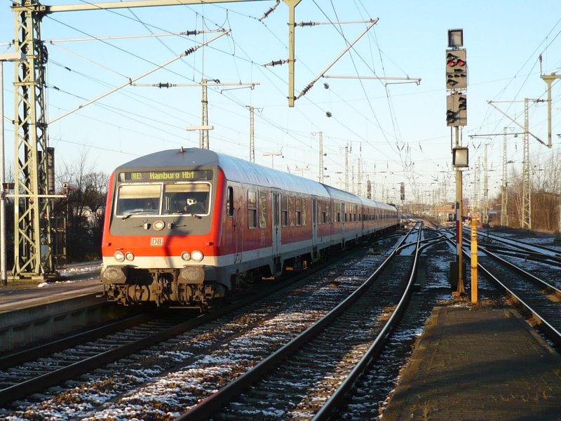 Der RE 21025 aus Kiel fhrt am 22.01.2008 in den Neumnsteraner Personenbahnhof ein um nach kurzem Auffenthalt die Fahrt nach Hamburg Hbf fortzusetzen. 