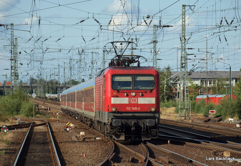 Der RE 21079  SH-Express  aus Padborg, angefhrt von 112 148-2, poltert am 22.08.09 mit Karacho in den Bahnhof von Neumnster.