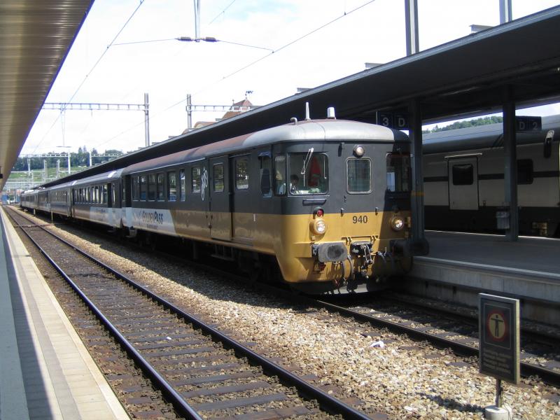 Der RE 3120 bestehend aus einer GoldenPass-Komp. stand am 9.7.05 in Spiez.