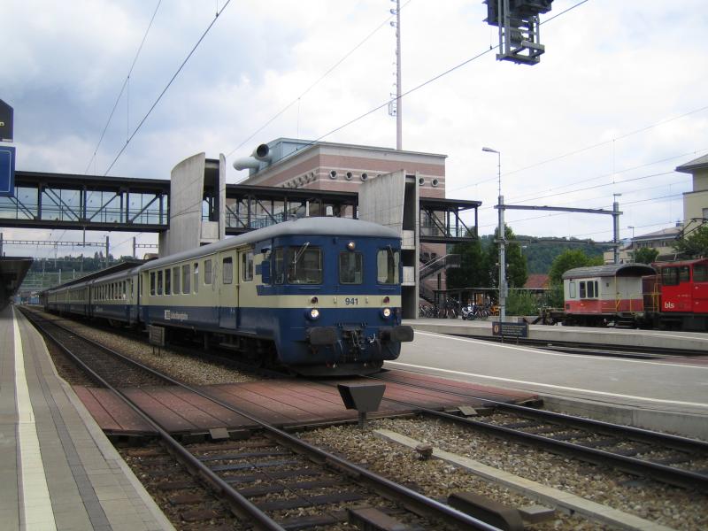 Der RE 3120 nach Interlaken Ost am 9.7.05 bei der Ausfahrt in Spiez.