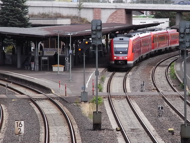 Der RE 3306 aus Mainz wartet in Bad Kreuznach am 5.9.09 auf die Weiterfahrt nach Saarbrcken. Auf dem Bild ist schn zu erkennen, wie sich in Bad Kreuznach die Strecke teilt: links kommen die Zge aus Richtung Bingen, rechts aus Richtung Mainz. 