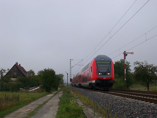 Der RE 4728 von Offenburg durchfhrt am 19.9.2009 die BK Basheide, geschoben von 146 115