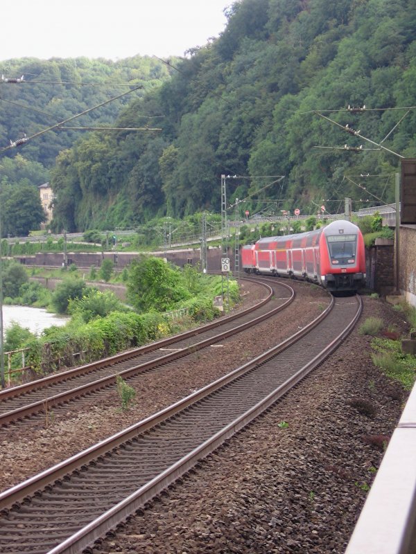 Der RE 5 von Wesel nach Koblenz passiert am 09.07.2007 den Ortseingang von Oberwinter.