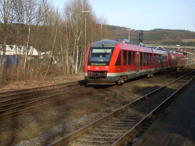 Der RE 57 nach Dortmund verlt am 25.08.2008 den Bahnhof Arnsberg.