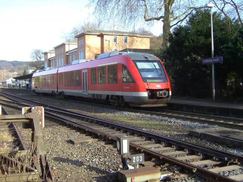 Der RE 57 nach Winterberg erreicht am 25.02.08 den Bahnhof Arnsberg.