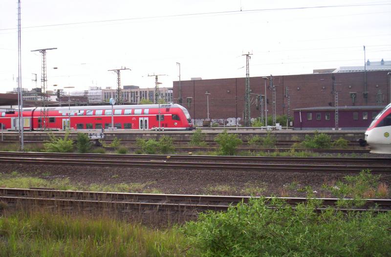 Der RE 6  Westfalen-Express  von Dseldorf Hbf nach Minden(Westf) verlsst den Dsseldorfer Hbf mit einem 763.6 Steuerwagen vorne dran. Ganz rechts sieht man noch eine Regio S-bahn  S28  nach Kaarst.