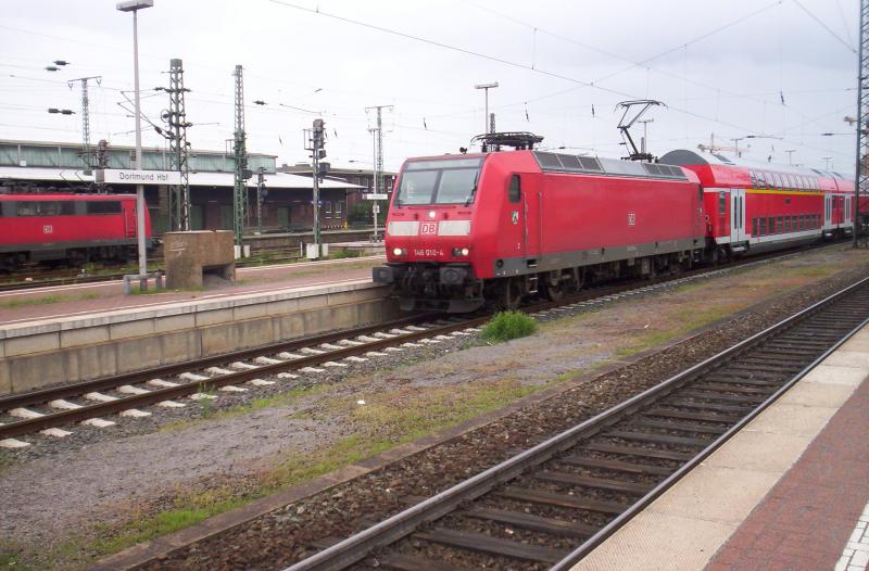 Der RE 6  Westfalen-Express  verlsst mit 146 010-4 den Dortmunder Hbf Richtung Dsseldorf.