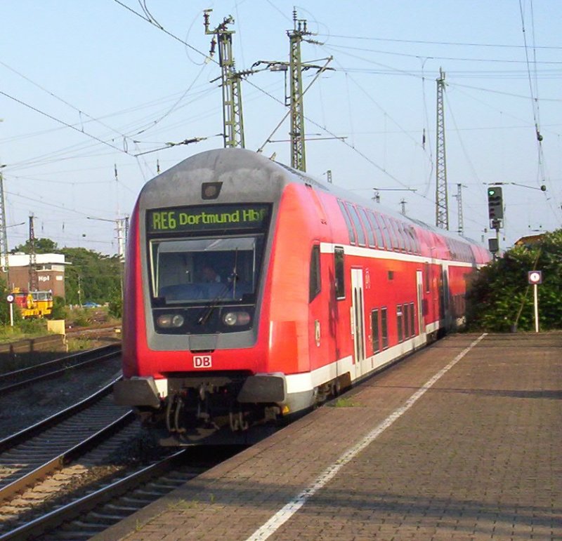 Der RE 6  Westfalen-Express  verlsst im Herbst 2006 Hamm(Westf) in Richtung Dortmund Hbf bei strahlender Abendsonne.