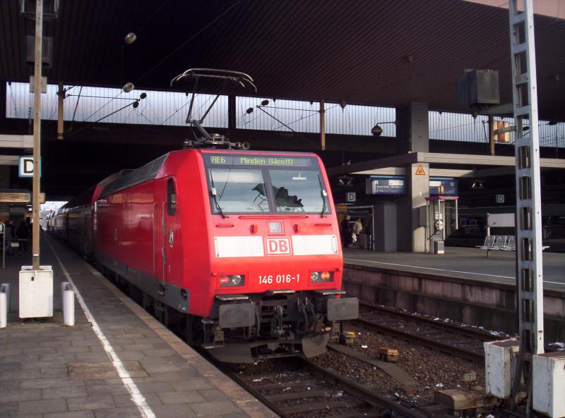 Der RE 6  Westfalen-Express  vor seiner Abfahrt nach Minden(Westf). 30.12.2005