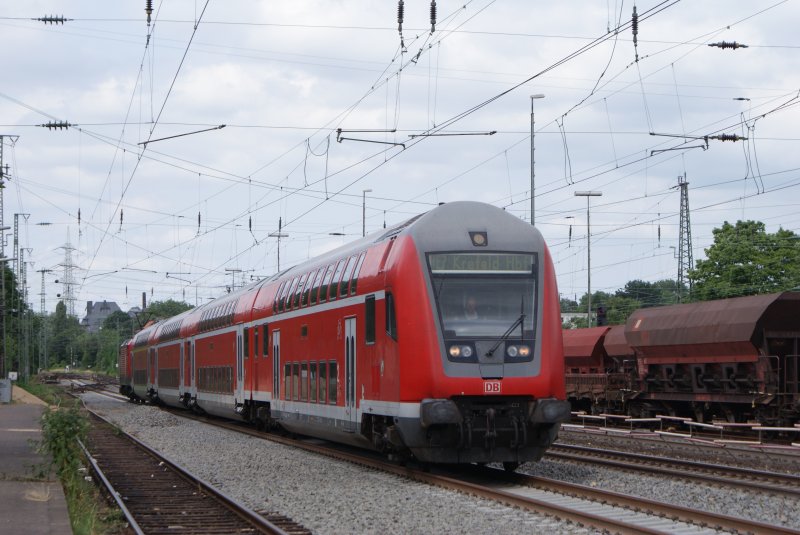 Der RE 7 nach Krefeld mit Schublok 112 161-5 bei der Einfahrt in Solingen Hbf am 06.07.2008
Gleis 1 ist mitlerweile neu verlegt,wie man sehen kann