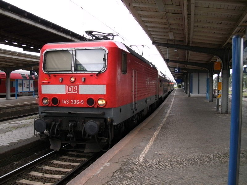 Der RE 7 nach Wnsdorf-Waldstadt in Dessau Hbf. 16.Juli 2008